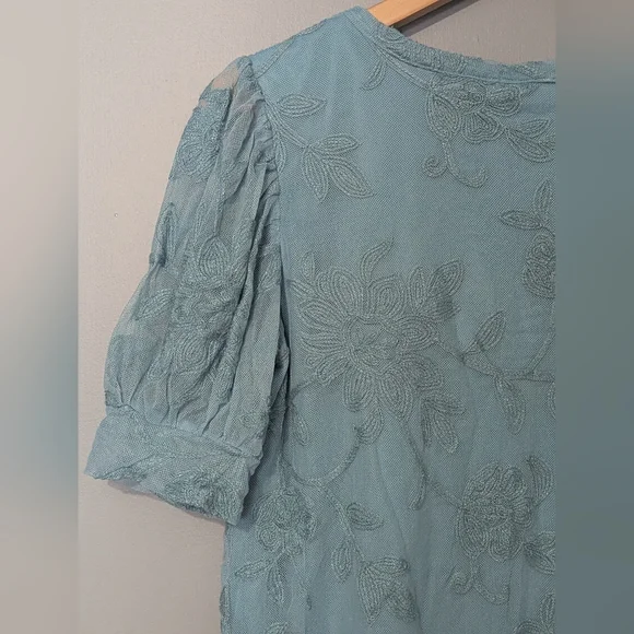 Kim & Cami Los Angeles Women's Large Blue Embroidered Mesh Short Puff Sleeve Top - Picture 9 of 9